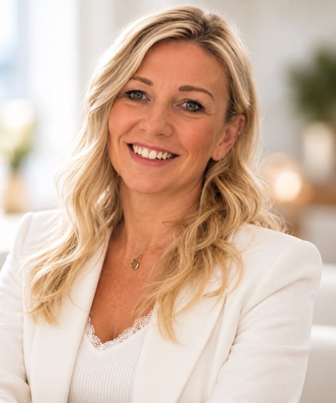 Anne Koza, stellvertretende Pflegedienstleitung, im hellen Blazer