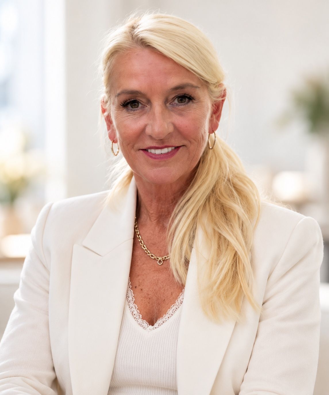 Britta Weselski, Gründerin und Pflegedienstleitung, im hellen Blazer